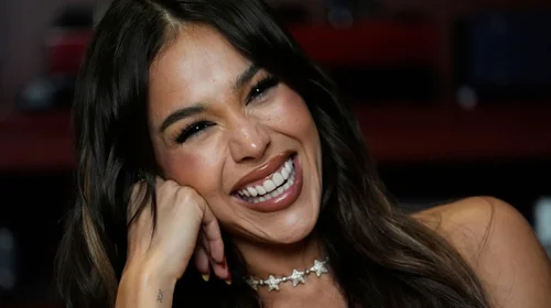 Danna vive romance y melodrama de telenovelas en 'Khe Calor'