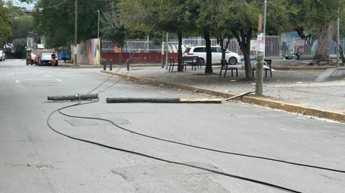Denuncian poste derribado en Laderas del Mirador
