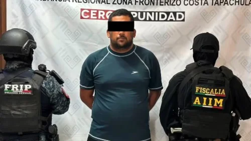 Detienen a maestro en Chiapas tras denuncia pública en graduación