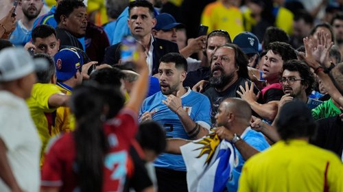Jugadores uruguayos se agarran a golpes con hinchas de Colombia
