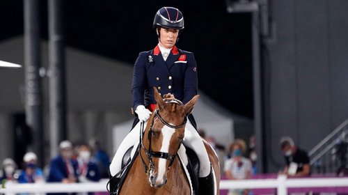 Campeona olímpica aparece en video dando latigazos a un caballo