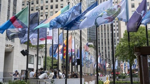 Transforman banderas de EUA en piezas de alta moda