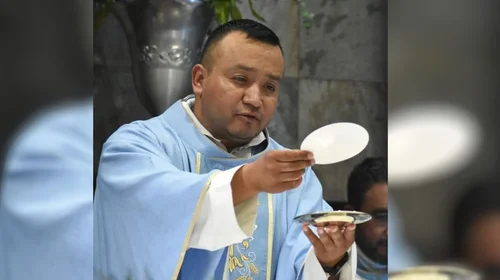 Piden oraciones por sacerdote que sufrió accidente en Arteaga
