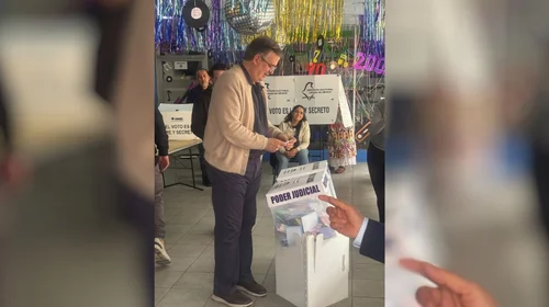 Marcelo Ebrard emite su voto en elección al Poder Judicial