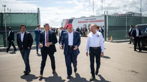 Inaugura Trump centro migratorio 'Alligator Alcatraz' en Florida