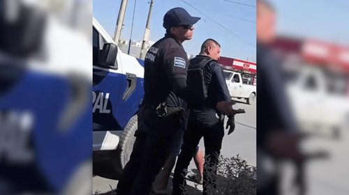 Policía 'regaña' a mujer por volver con su ex pese a violencia