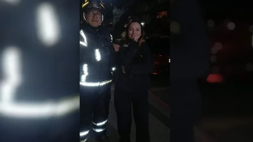 Rescatan bomberos de CDMX al gato de la actriz Regina Blandón