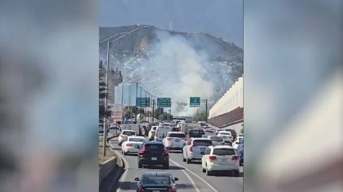 Controlan incendio en terreno baldío en el centro de Monterrey