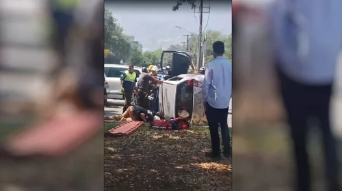 Conductora atrapada tras choque en Calzada del Valle