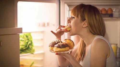 Descubre cómo las emociones afectan tu peso y alimentación