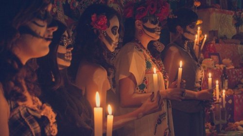 Honra a las 'Ánimas Solas' con ofrendas y luz