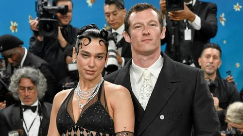 Dua Lipa confirma su compromiso con el actor Callum Turner