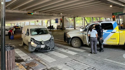 Accidente vial deja a policía de Monterrey lesionado