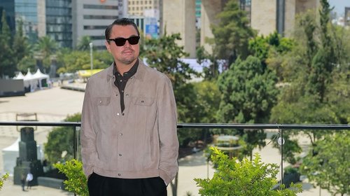 Llega DiCaprio a CDMX promocionando 'Una batalla tras otra'