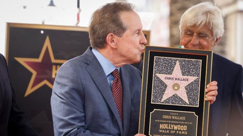 Chris Wallace recibe estrella en Hollywood junto a la de su padre
