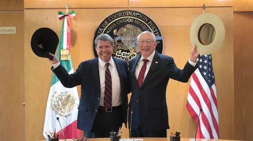 Ken Salazar se despide de diputados mexicanos; reconocen su labor