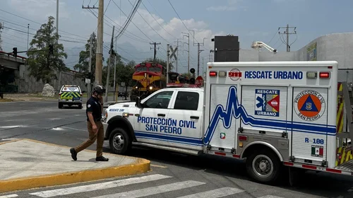 Choca auto contra tren en San Pedro; conductor sale ileso
