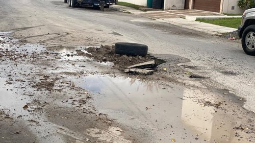 Piden vecinos de colonia Ribereña a COMAPA atender fuga de agua
