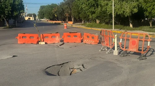 Surgen socavones y baches en calle Abasolo tras intensas lluvias