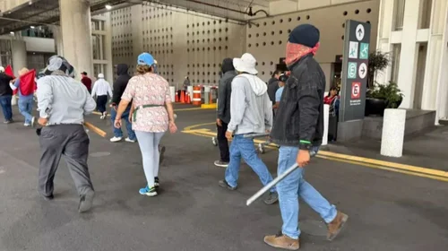 Bloquea CNTE accesos al AICM; aerolíneas activan medidas