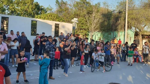 Familias celebran la tradición del 'Palo Encebado' en Reynosa