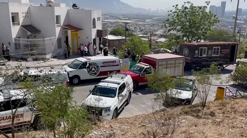 Muere chofer de camión tras caer a barranco en Santa Catarina