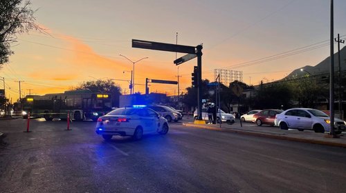 Sigue cierre vial en Eloy Cavazos por reparación de fuga de agua