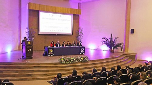 Analizan desafíos familiares en seminario de trabajo social
