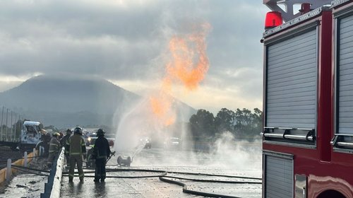 Vuelca pipa de gas en la México-Puebla; conductor resulta herido