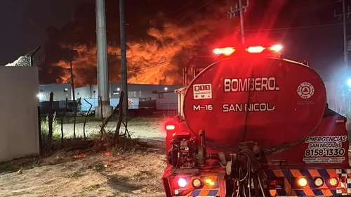 Evacuan 200 personas por incendio en empresa en Cienega de Flores