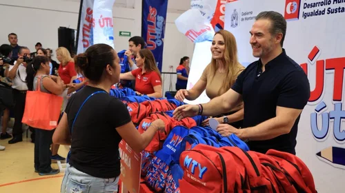 Entrega Adrián útiles escolares; repartirán 80 mil paquetes