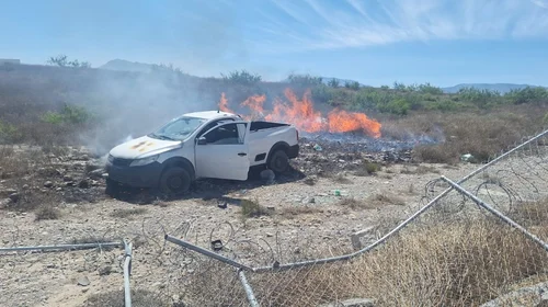 Vuelca y se incendia camioneta en Ramos Arizpe; conductor ileso