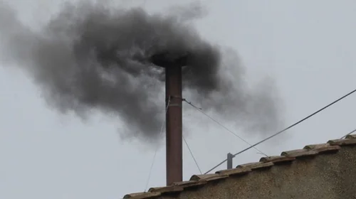Sale humo negro en el Vaticano; cónclave continúa