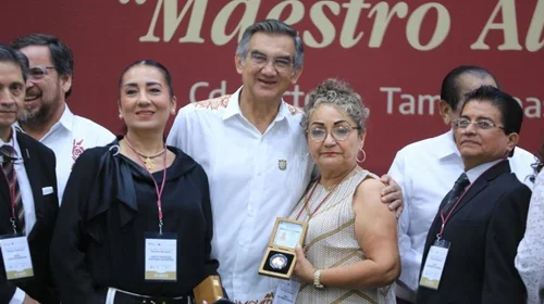 Entrega Américo Villarreal 284 medallas 'Maestro Altamirano'