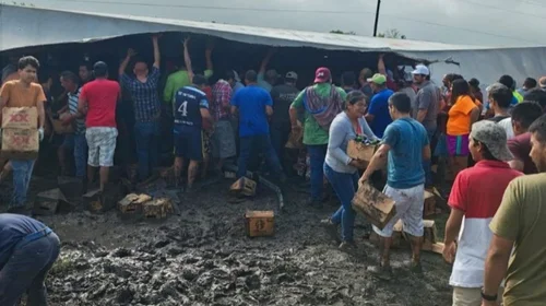 Vuelca tráiler cargado de cerveza y se registra rapiña