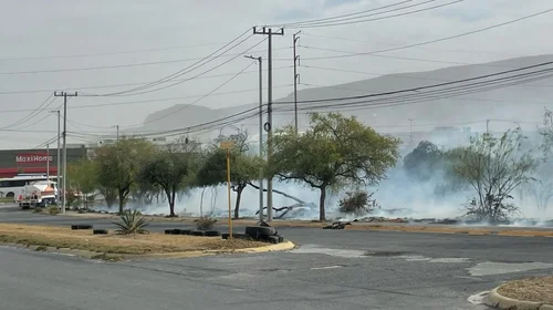 Vientos provocan incendio en Lincoln y Paseo de Cumbres 