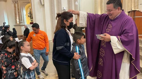Acuden regios a imposición de ceniza en inicio de Cuaresma