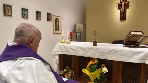 Difunden primera imagen del papa después de un mes hospitalizado