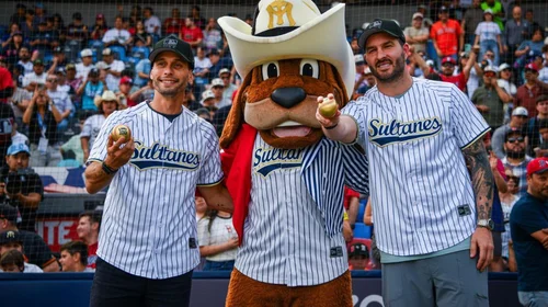 Gignac y Canales lanzan la primera bola en Sultanes
