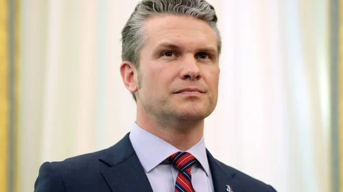 Demandan a Pete Hegseth por usar Signal para 'planes de guerra'