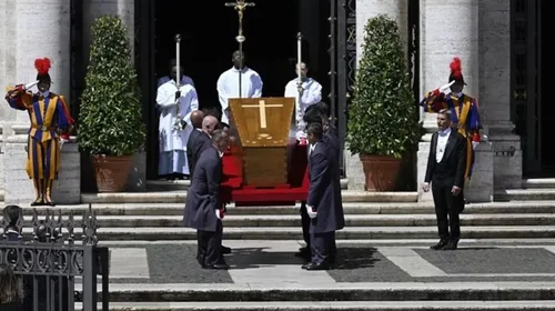 Último adiós al papa Francisco ante el camarlengo y familiares
