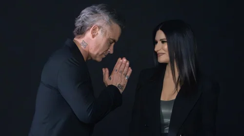 Robbie Williams y Laura Pausini componen 'Desire' para la FIFA