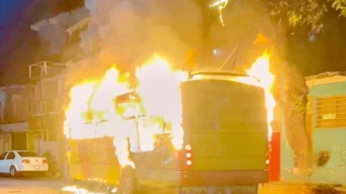 Incendian camión con cinco cuerpos en Acapulco