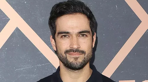 Alfonso Herrera denuncia robo de equipaje en el AICM