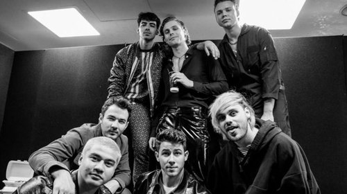 Jonas Brothers y 5 Seconds of Summer se unen en el escenario