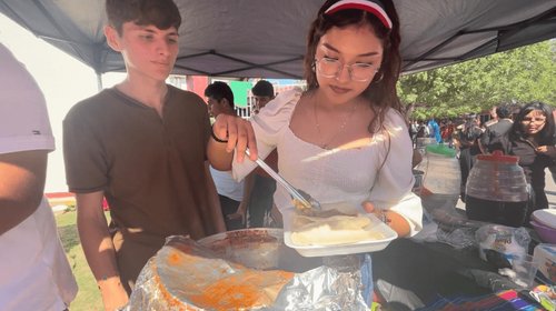 Jóvenes estudiantes festejan orgullo de ser mexicanos