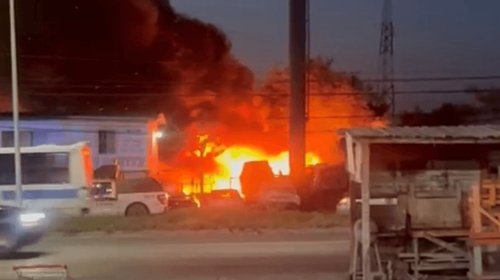 Incendio arrasa con más de 100 vehículos en yonque 