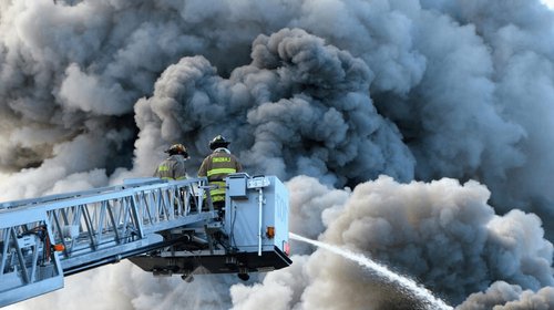 Luchan más de 900 bomberos contra incendios masivos en Portugal