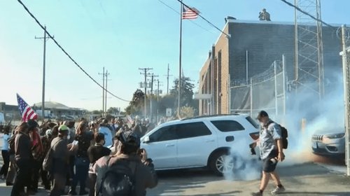 Reprimen protesta con gases frente a centro migratorio en EUA