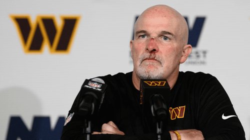 Dan Quinn sangra tras ser tacleado por su propio mariscal 